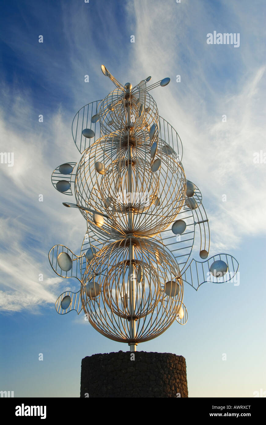 MANRIQUE MOBILE scultura del vento progettato da Cesar Manrique su una rotatoria di pubblico al tramonto in Lanzarote isole Canarie Foto Stock