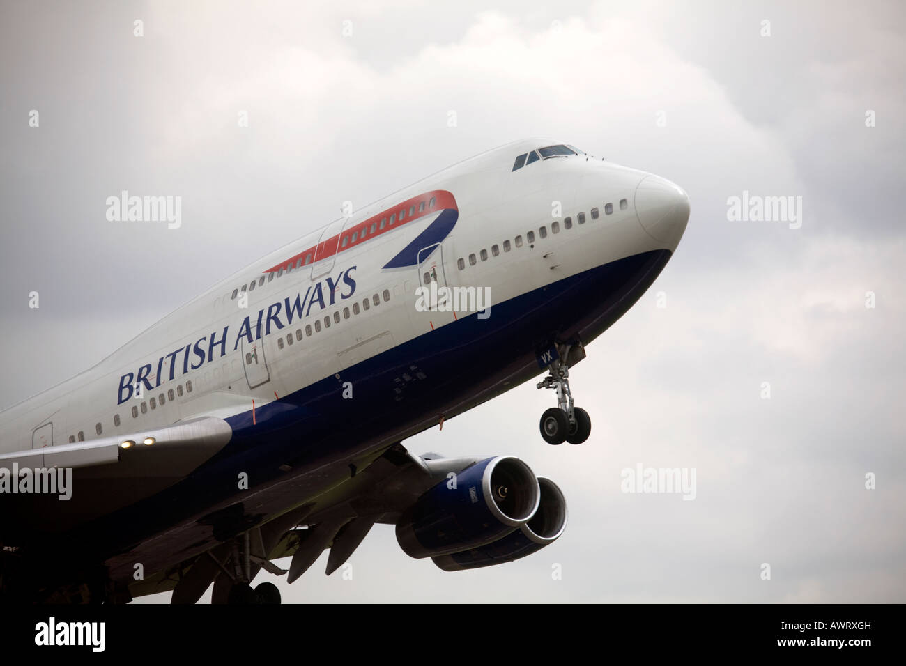 Un British Airways Boeing jumbo jet decolla all'Aeroporto di Londra Heathrow Foto Stock