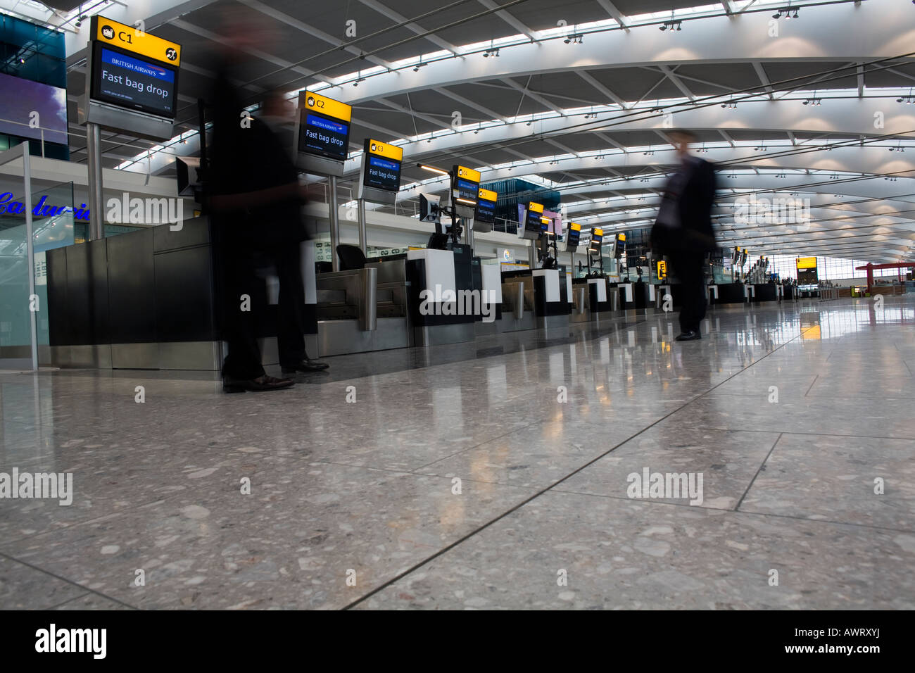 British Airways banchi check-in all'Aeroporto di Londra Heathrow Terminal 5 Foto Stock