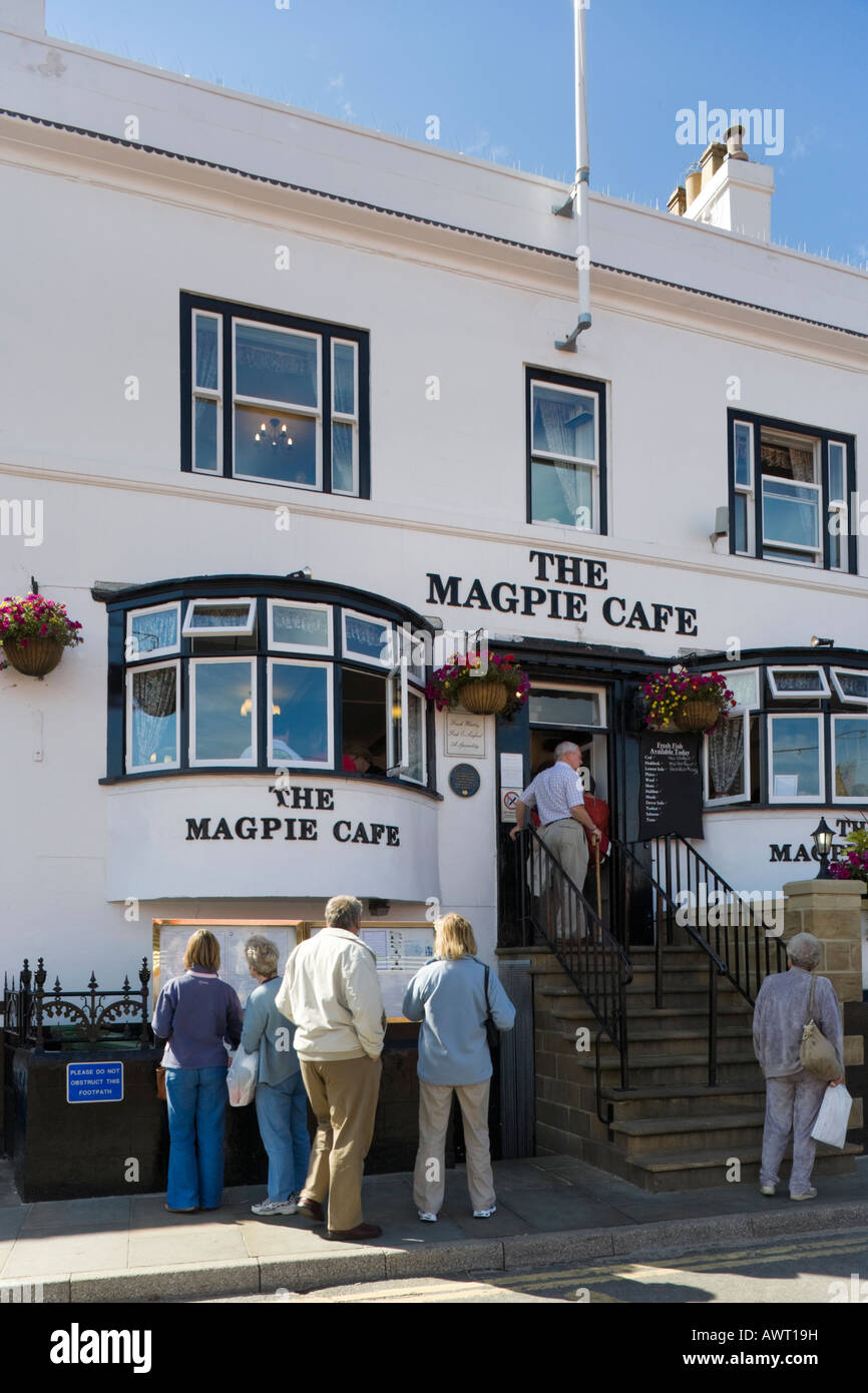 La Gazza Cafe che si affaccia sul porto di Whitby, North Yorkshire Foto Stock