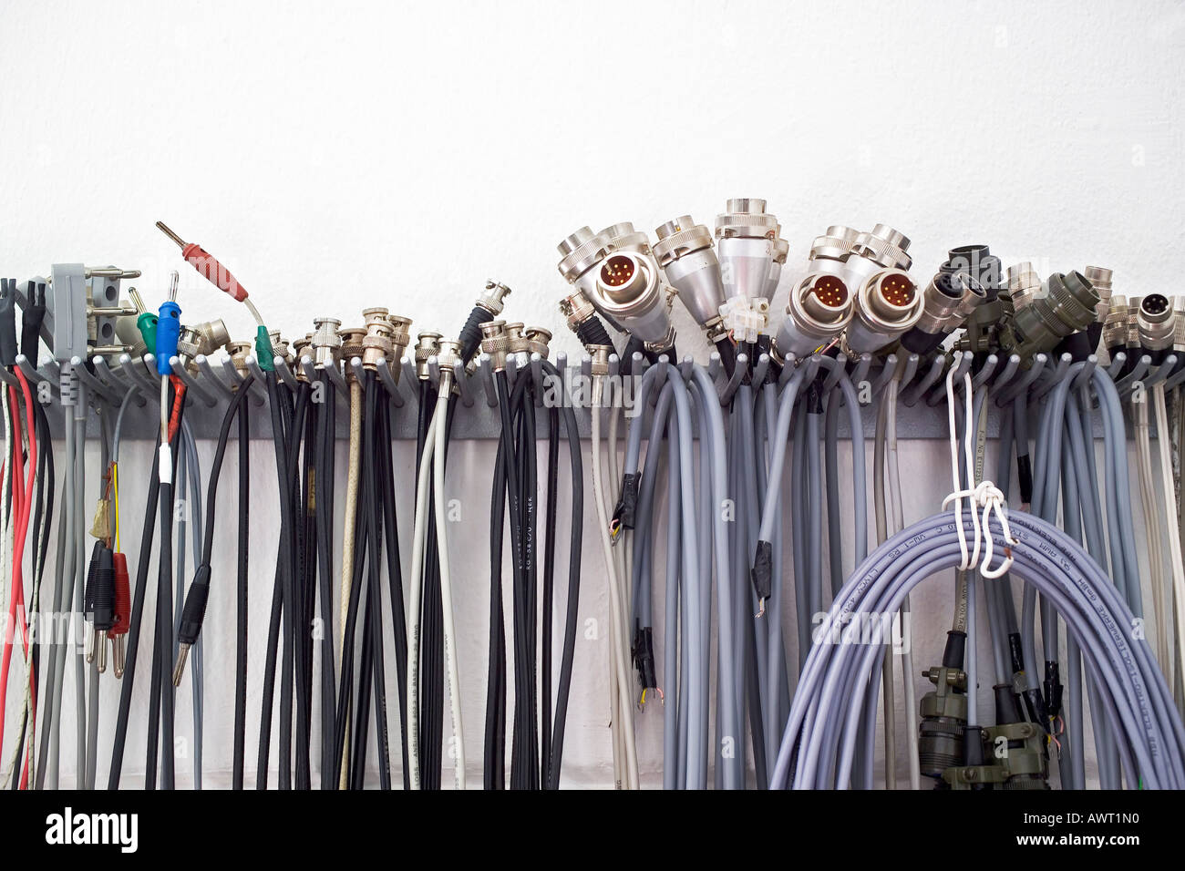 Cavi elettrici in un laboratorio di ricerca Foto Stock
