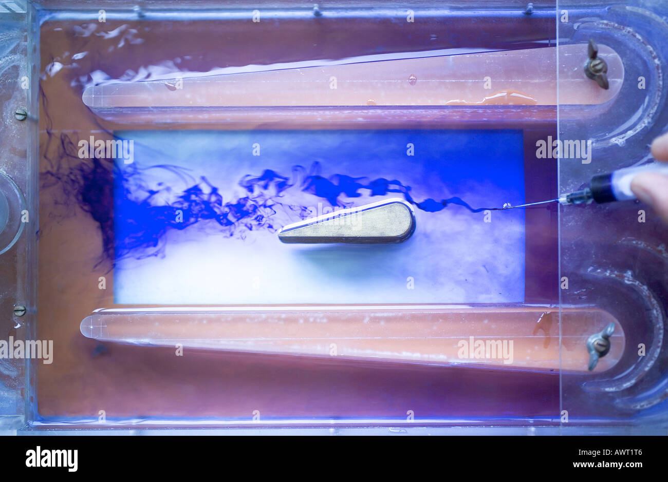 I flussi di inchiostro in un serbatoio, attraverso il flusso del laboratorio di prova Foto Stock