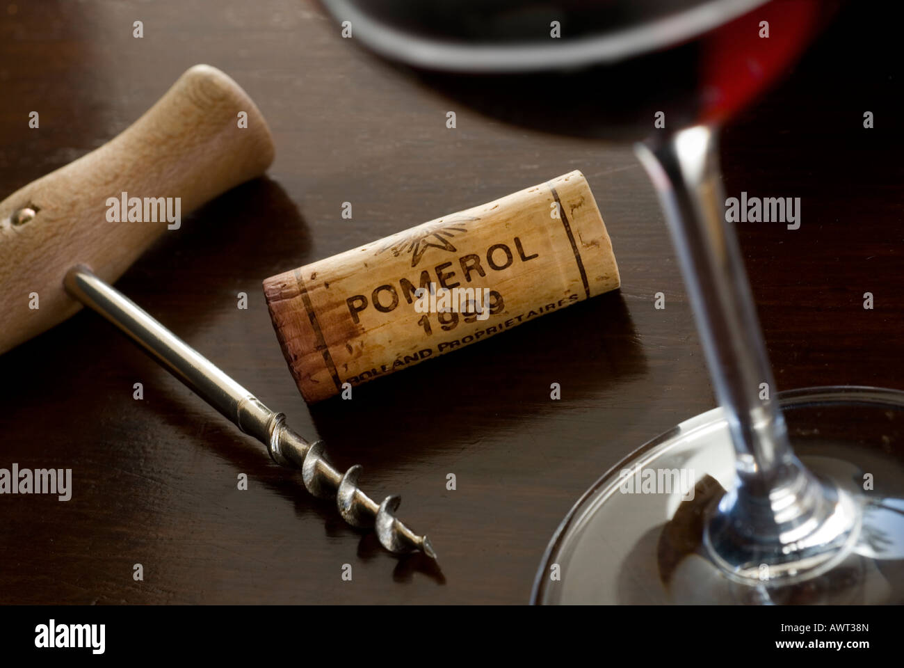 Struttura di cavatappi vino rosso e vetro 1999 Pomerol cork sulla tavola di degustazione Foto Stock