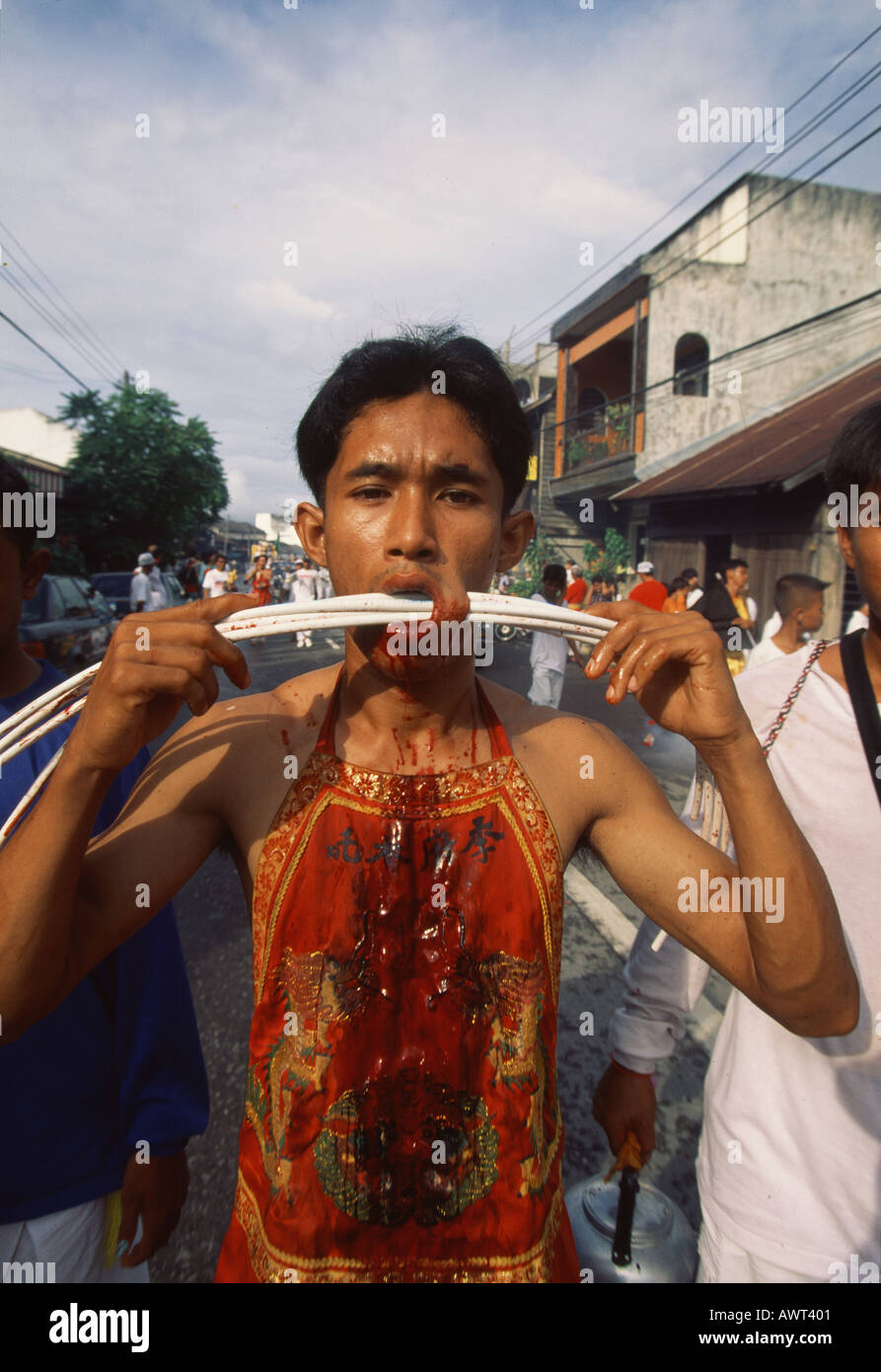 THAI auto mutilazioni FESTIVAL PHUKET THAILANDIA REPORTAGE Foto Stock