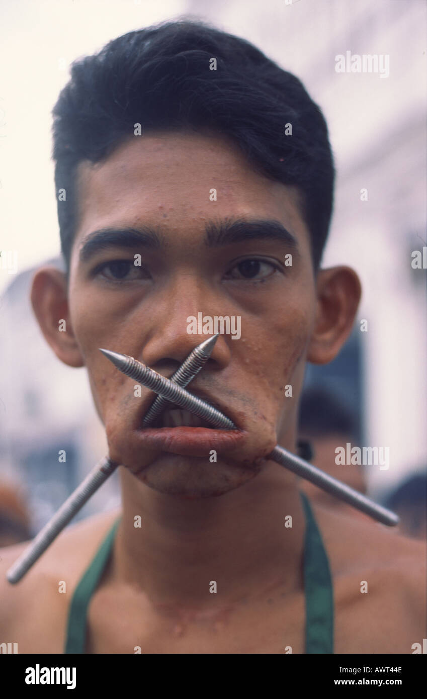 FESTIVAL VEGETARIANO PHUKET THAILANDIA la tortura auto mutilazioni Foto Stock