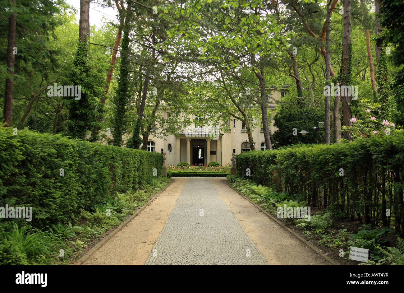 Cercando il vialetto verso la Villa di Wannsee, Berlino. Foto Stock