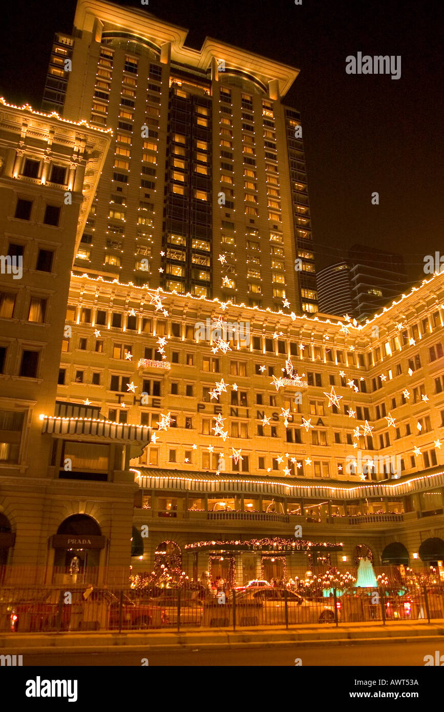 Dh Tsim Sha Tsui Hong Kong il Peninsula Hotel di lusso di ingresso e a torre di notte Foto Stock