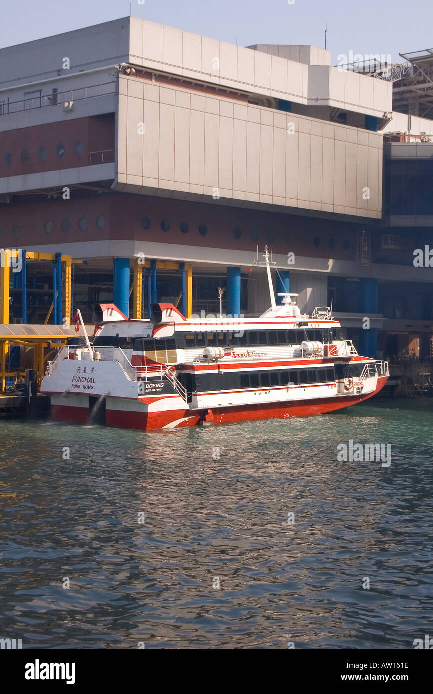 dh Macau Ferry Terminal SHEUNG WAN HONG KONG Macau Boeing Turbo Jet Funchal aliscafo traghetto ormeggiato al molo edificio molo di trasporto passeggeri Foto Stock