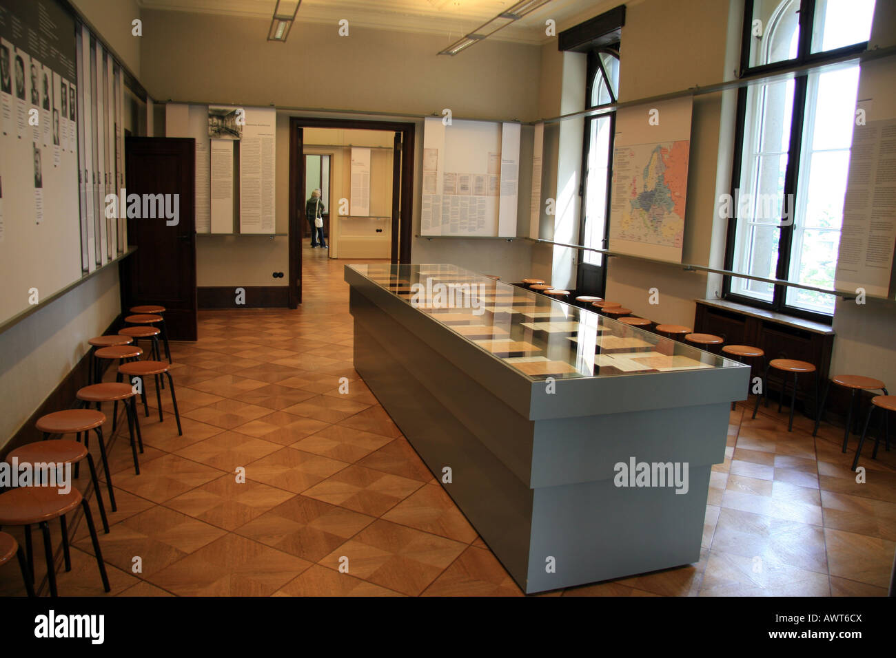 La sala riunioni nella villa di Wannsee, Berlino, dove Reinhard Heydrich organizzato una conferenza per discutere la "Soluzione Finale". Foto Stock