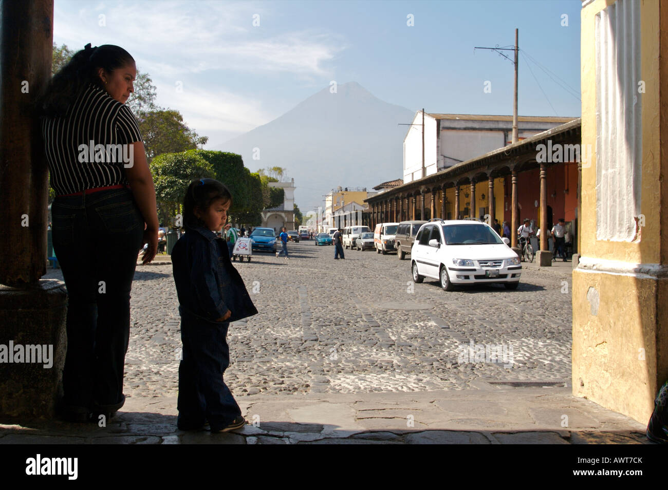 Madre e figlia in attesa al di fuori di un negozio in Antigua Guatemala 2005 Foto Stock