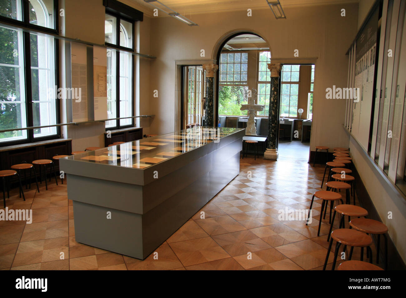 La sala riunioni nella villa di Wannsee, Berlino, dove Reinhard Heydrich organizzato una conferenza per discutere la "Soluzione Finale". Foto Stock
