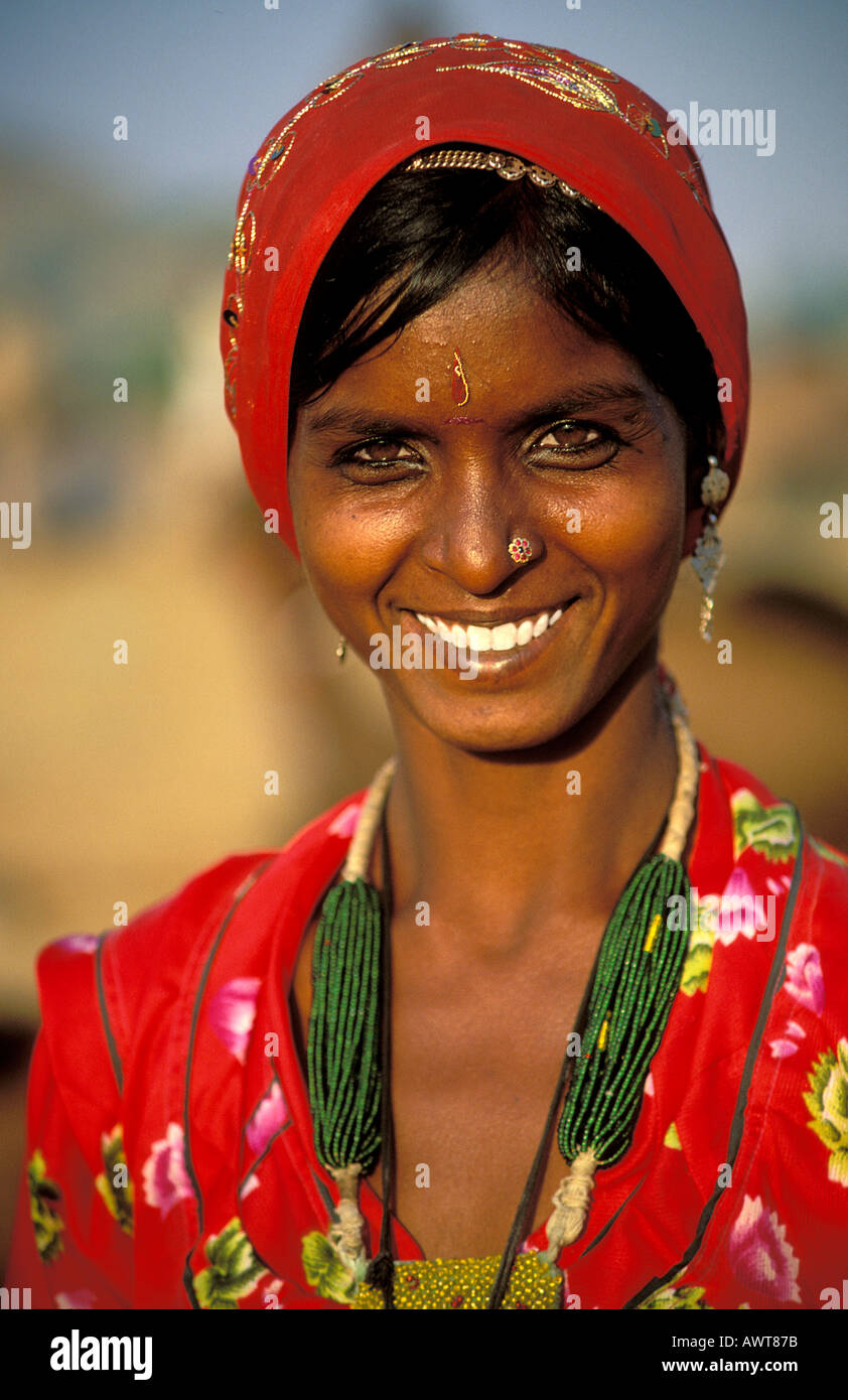 Un ritratto di una donna indiana di Pushkar fiera del cammello nel deserto di Thar Rajasthan in India Foto Stock