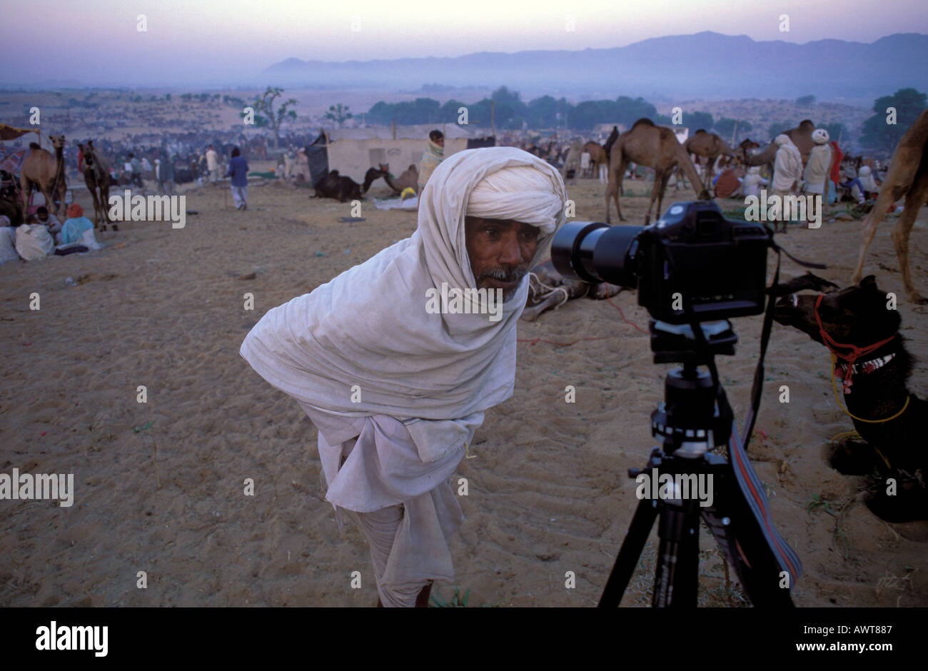 Rajathani uomo cerca all'interno di una fotocamera con meraviglia di Pushkar fiera del cammello nel deserto di Thar Rajasthan in India Foto Stock