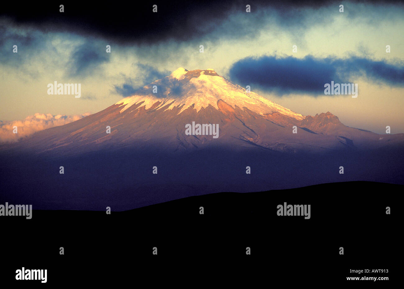 Il picco coperto di neve del vulcano Cotopaxi 5897 m montagne delle Ande in Ecuador Foto Stock
