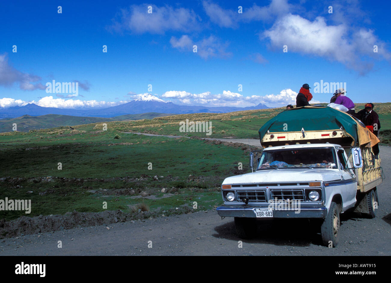 Un carrello guida in sierra area con il picco coperto di neve del vulcano Cotopaxi 5897 m in background montagne delle Ande in Ecuador Foto Stock