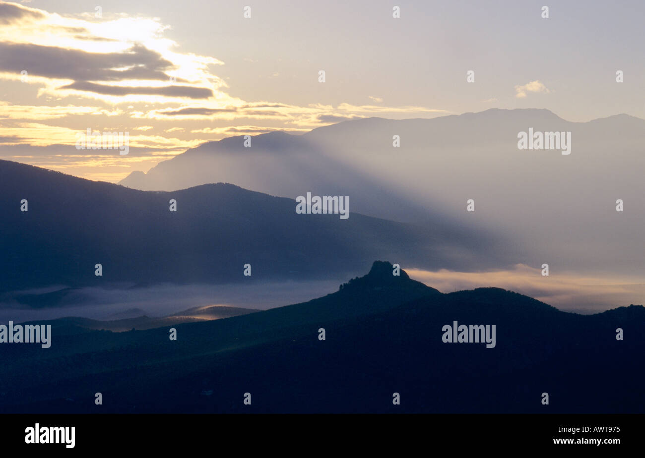 Alba di mattina presto immagine spirituale. Mist, sunrise. Sierra Magina Jaen Andalusia Andalusia Spagna Foto Stock