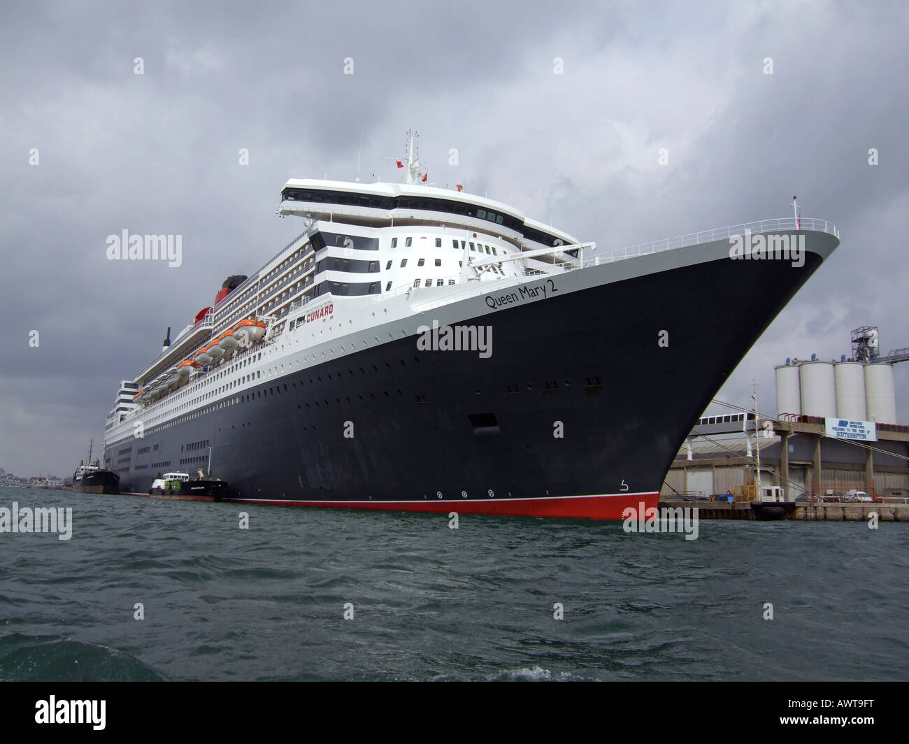 La Queen Mary 2 nave da crociera ormeggiata nel porto di Southampton Hampshire, Inghilterra, Regno Unito Foto Stock