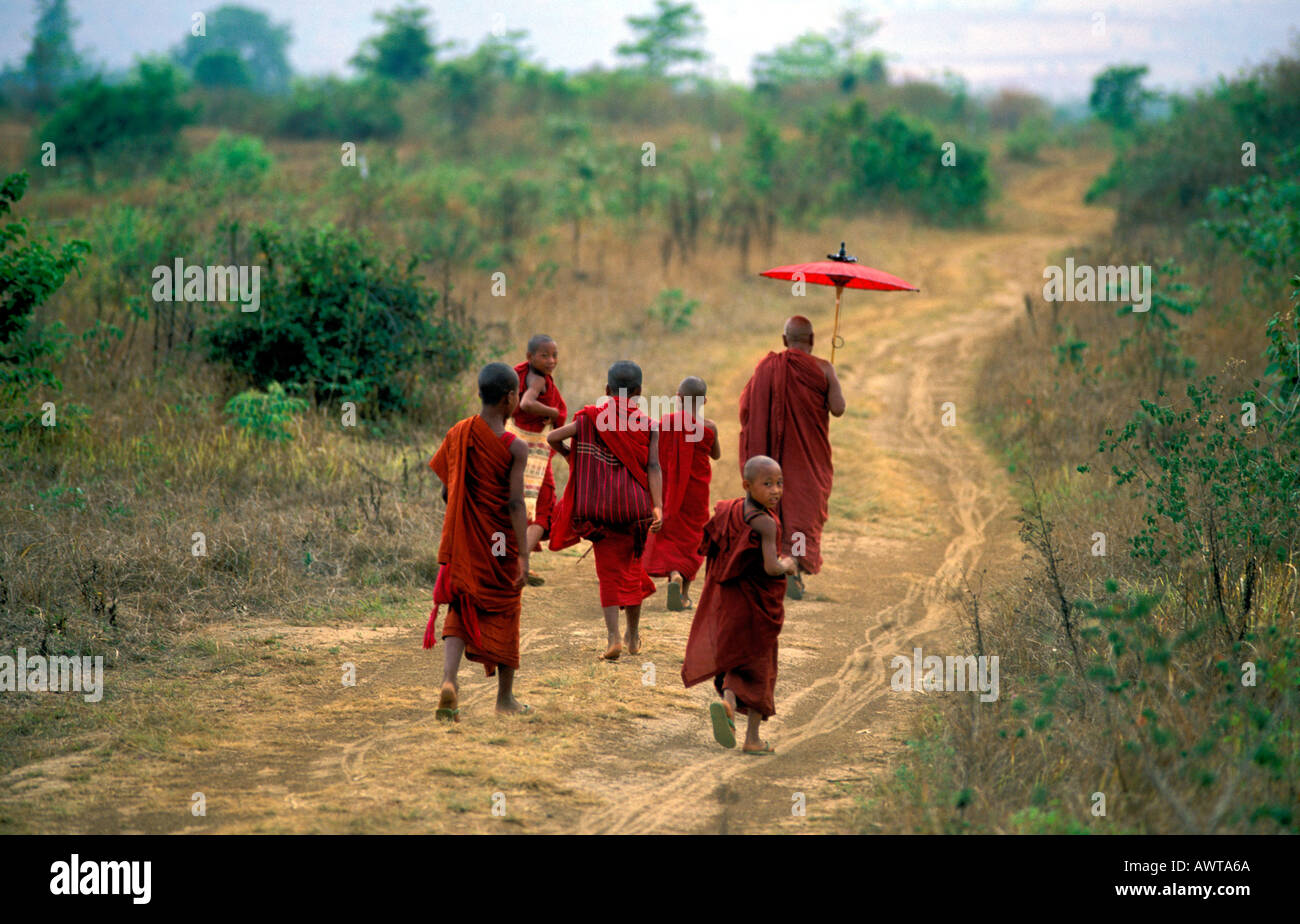 Myanmar stato shan Heho i monaci buddisti passeggiate su una strada sterrata a un monastero Foto Stock
