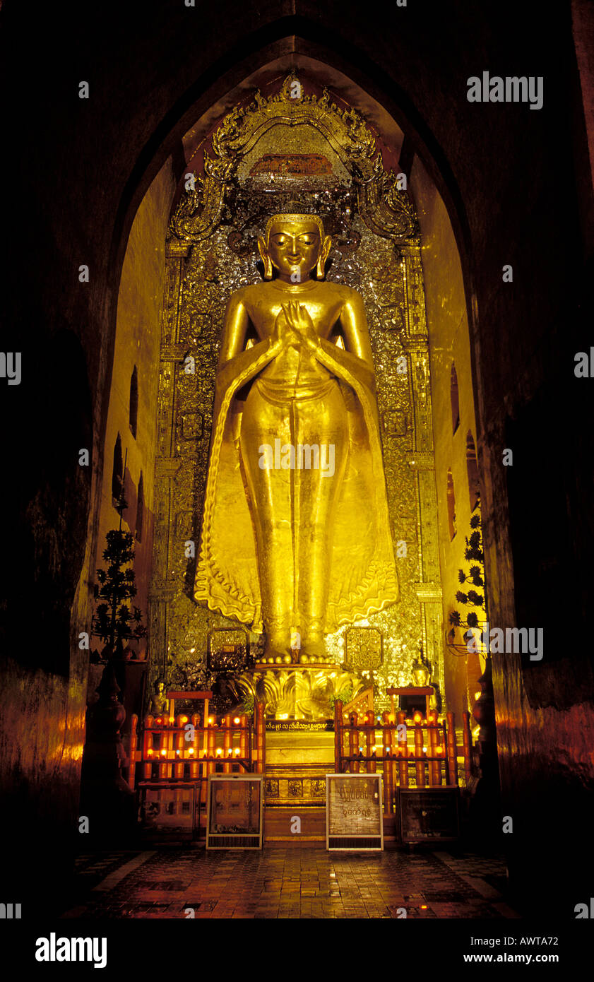 Myanmar bagan statua del Buddha all'interno dell'Ananda Pahto tempio presso il sito storico di Bagan Pagan Foto Stock