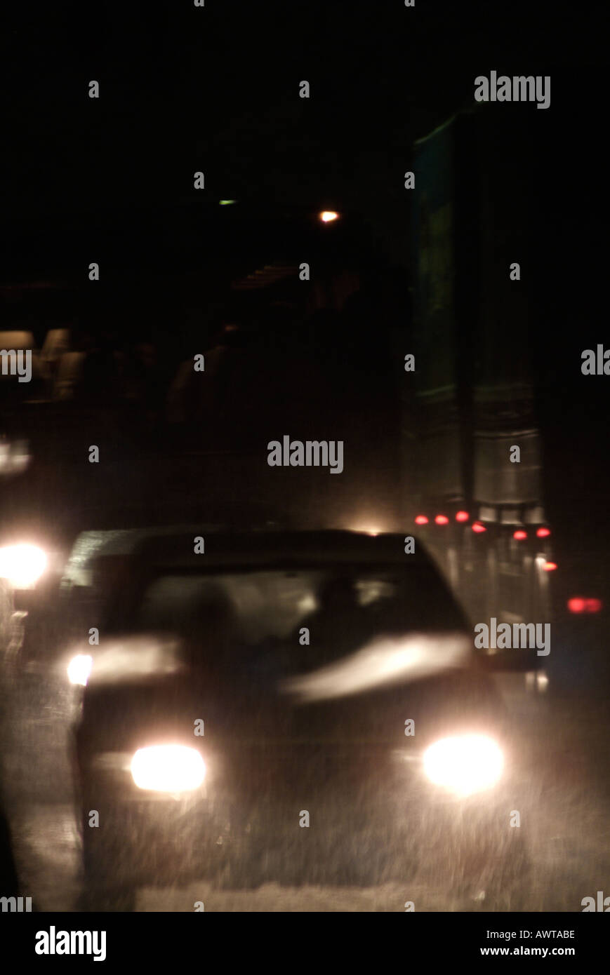 Auto su una strada di notte durante una tempesta di neve Foto Stock