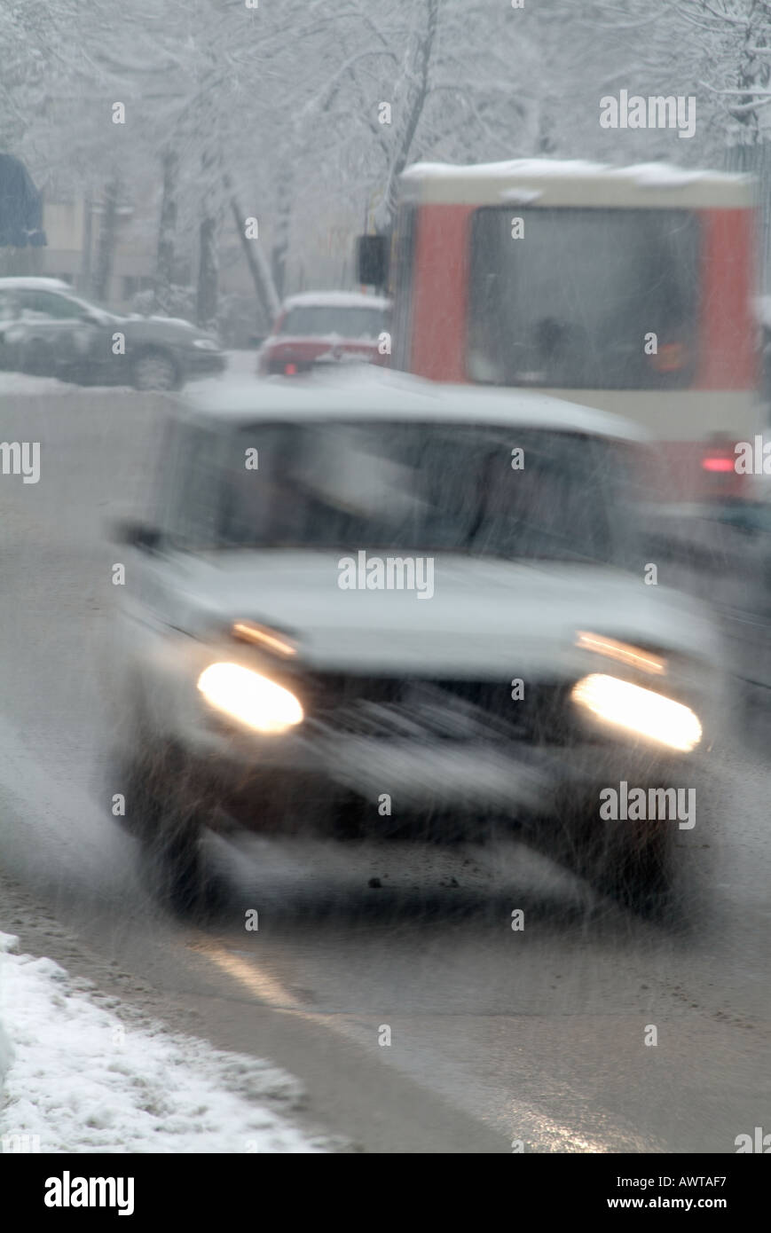 Cars driving in un inverno di Blizzard su una strada europea Foto Stock