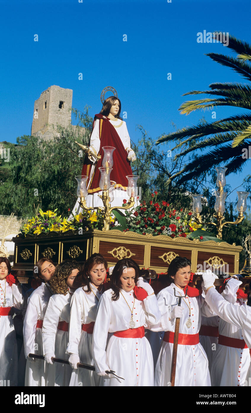 Semana Santa, la settimana di Pasqua, Spagna. La donna che porta la Vergine intorno al villaggio di Luque. Foto Stock