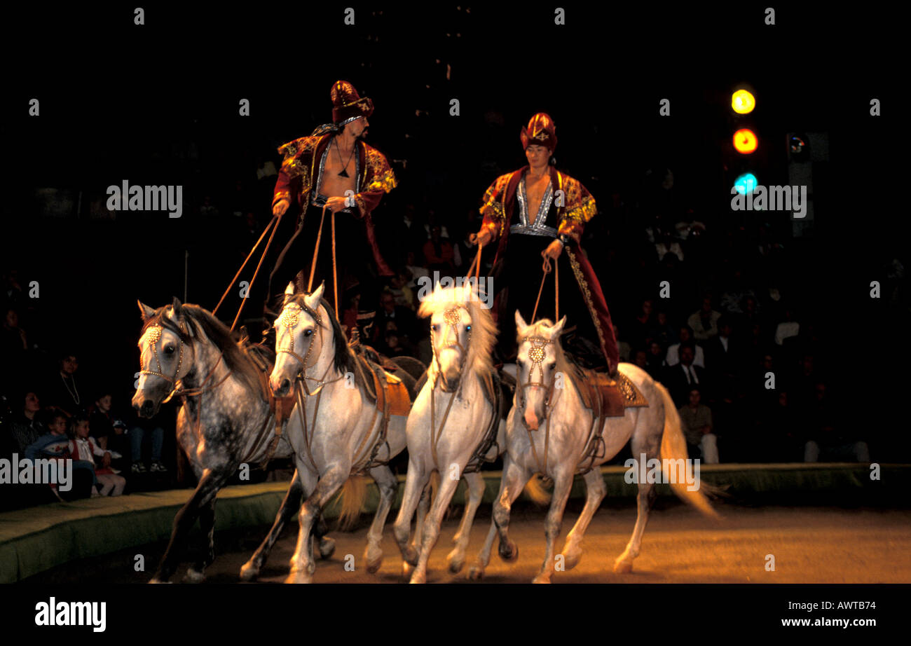 Mosca Russia Nuovo Circo artisti interpreti o esecutori in piedi sui cavalli Foto Stock