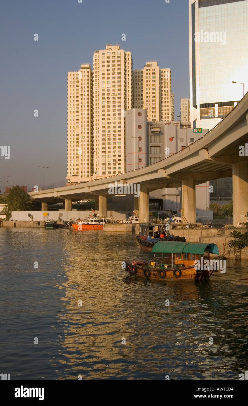 Dh Typhoon Shelter Causeway Bay Hong Kong traghetto indesiderata al di sotto del corridoio orientale ed il grattacielo edifici harbor boat Foto Stock