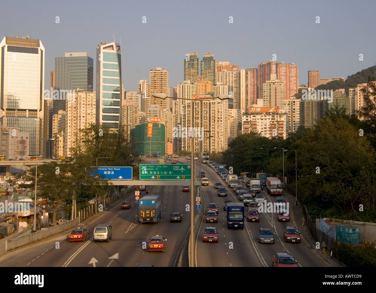 dh CAUSEWAY BAY HONG KONG Island traffico sul Victoria Park strada a doppia carreggiata grattacielo edifici occupato Foto Stock