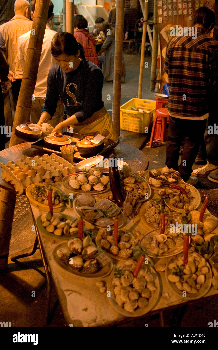 dh Temple Street market JORDAN HONG KONG Girl piatti cibo stall night chinese snacks china cuisine asia dai pai dong fornitore Foto Stock