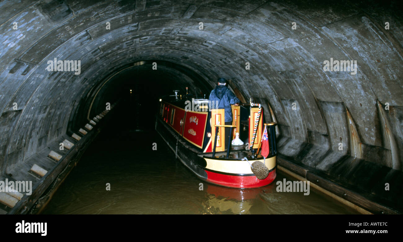 Credito foto DOUG BLANE Simon Verde seguendo un narrowboat all'interno Blisworth tunnel sulla Grand Union Canal Stoke Bruerne Foto Stock