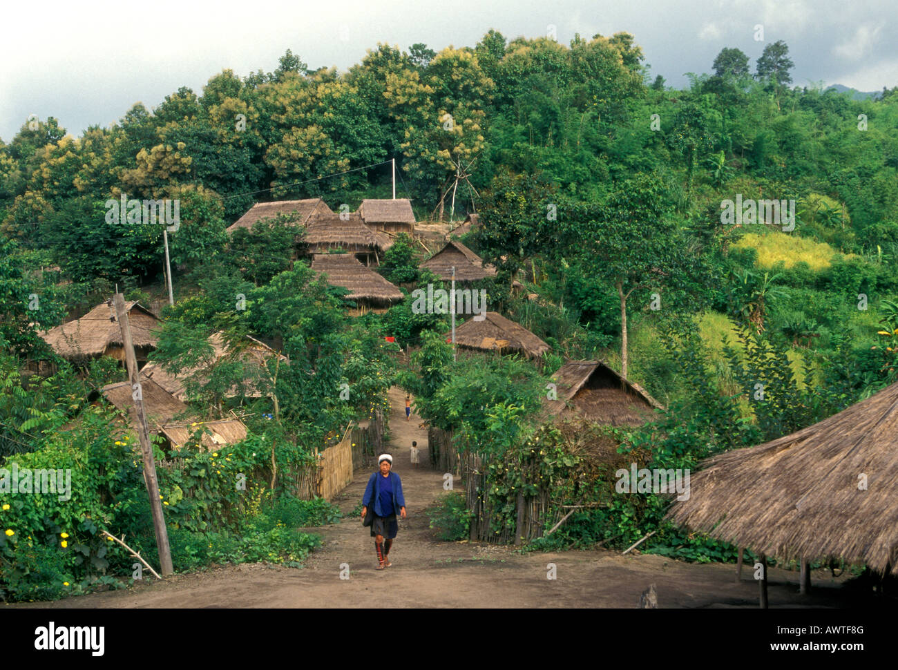 Donna Akha, tetto in paglia case, case dai tetti di paglia, minoranza etnica, della tribù della collina, Akha Village Chiang Mai Provincia, Thailandia, Sud-est asiatico, in Asia Foto Stock