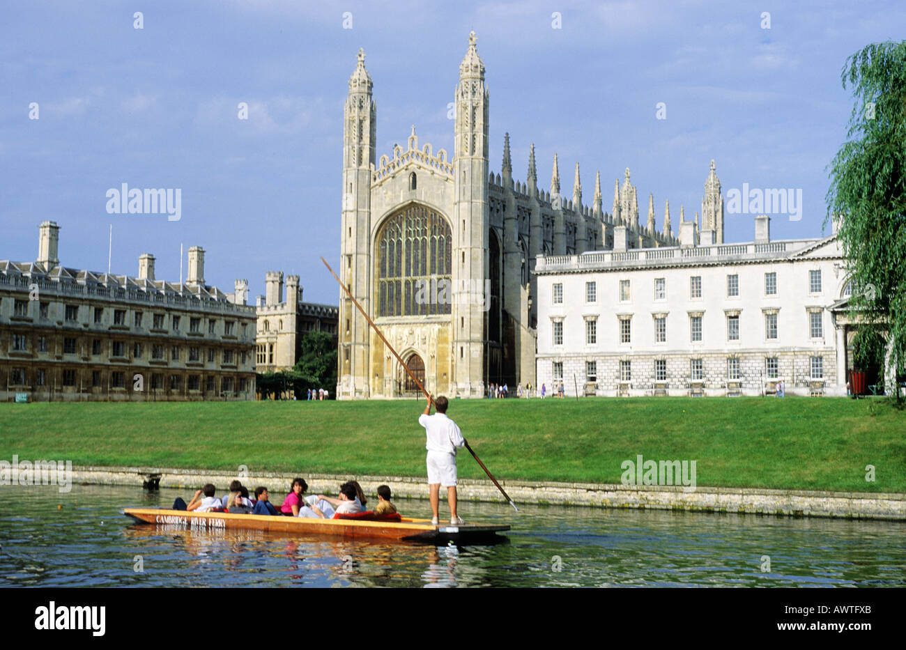 Cambridge King s College Chapel Punting sul fiume Cam punt sterline passeggeri passeggeri Inghilterra Inglese Regno Unito fiumi Foto Stock