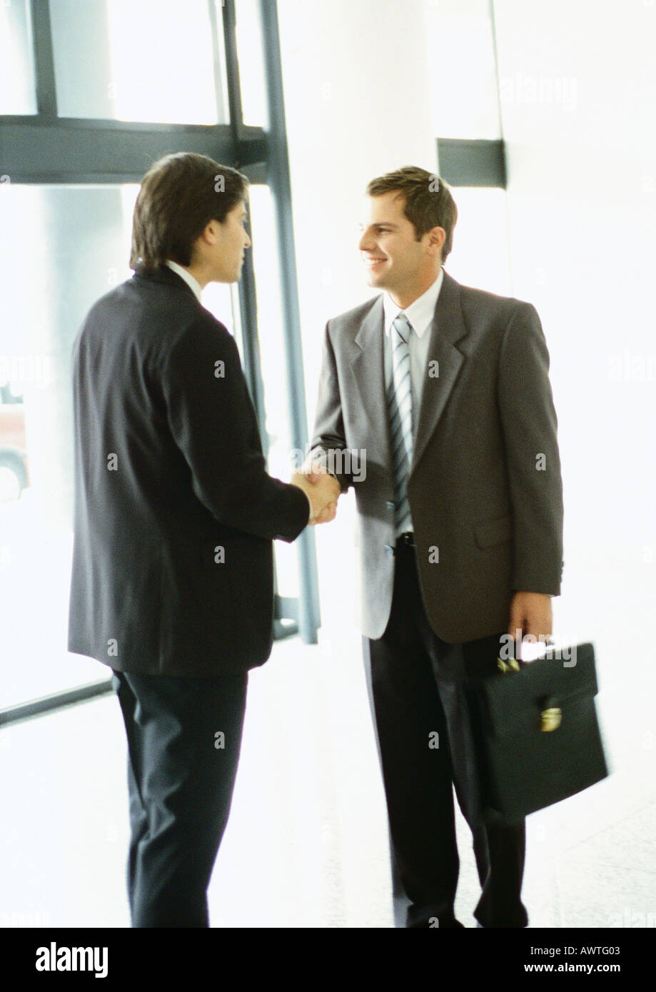 Imprenditori stringono le mani a piena lunghezza Foto Stock