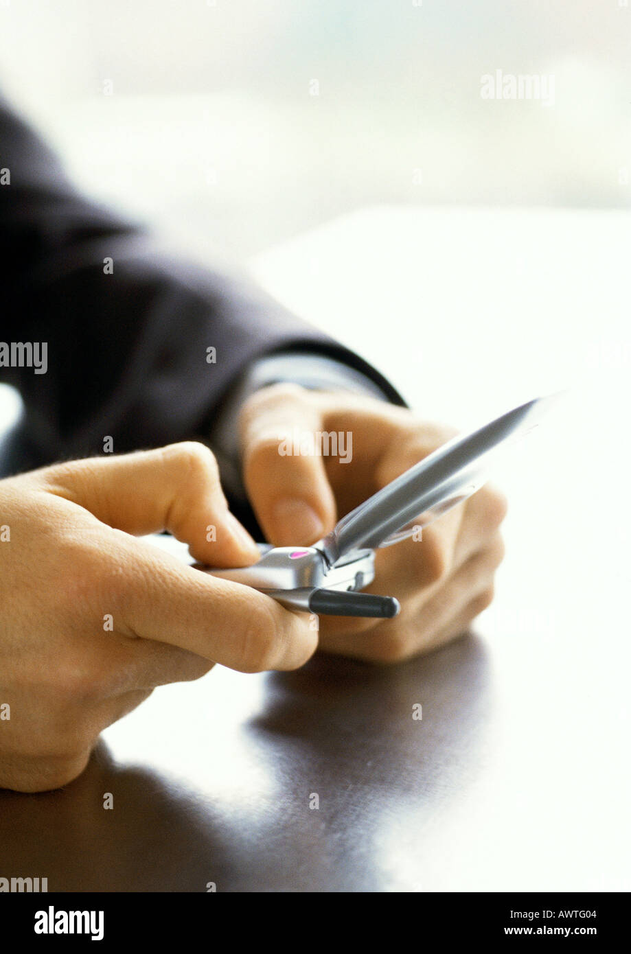 Le mani del proprietario tramite telefono cellulare, close-up Foto Stock