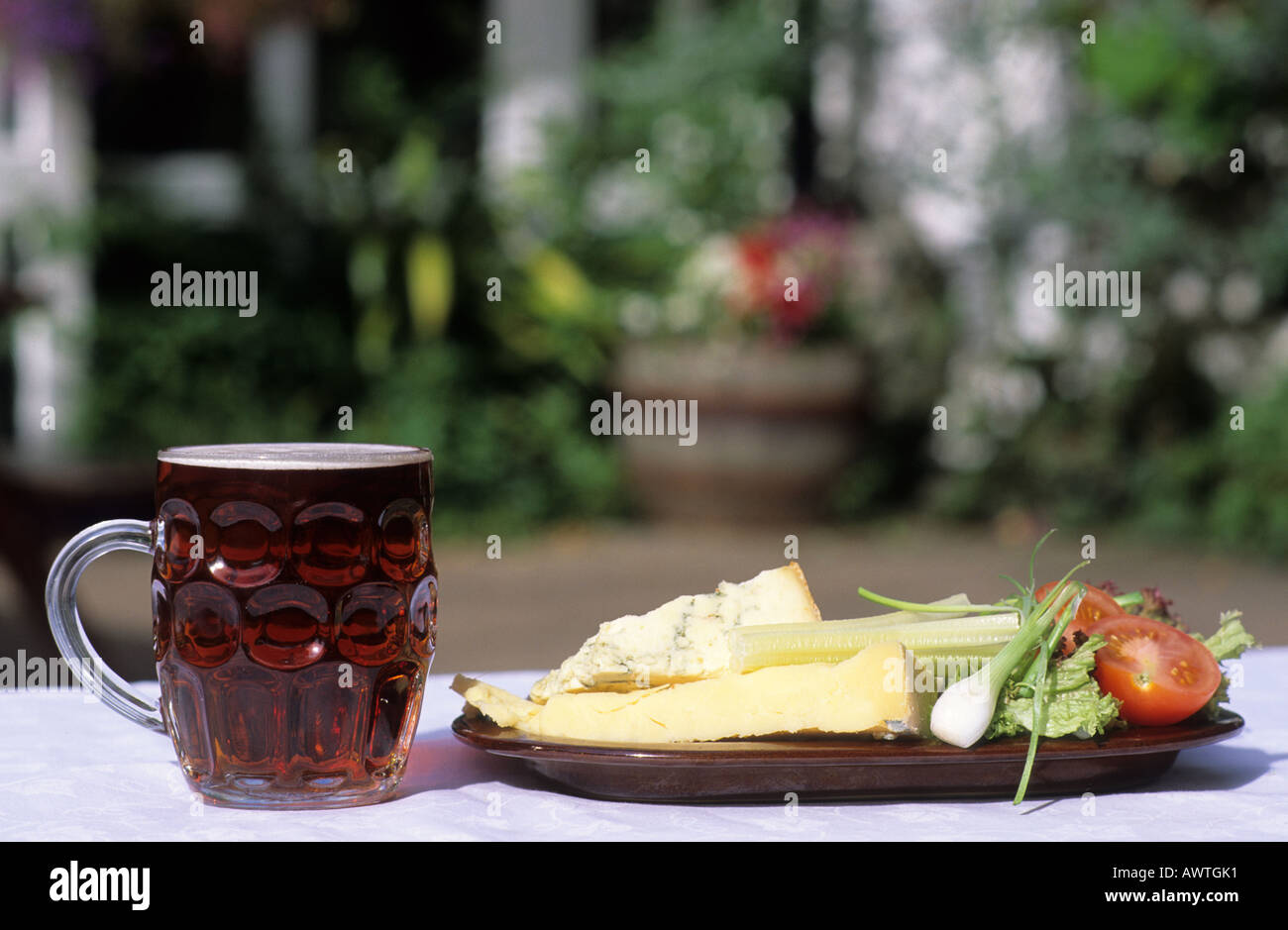 Plowman Pranzo, birra e formaggio, pub Inglese cibo, pinta di vetro, insalata, still life, commestibili Foto Stock