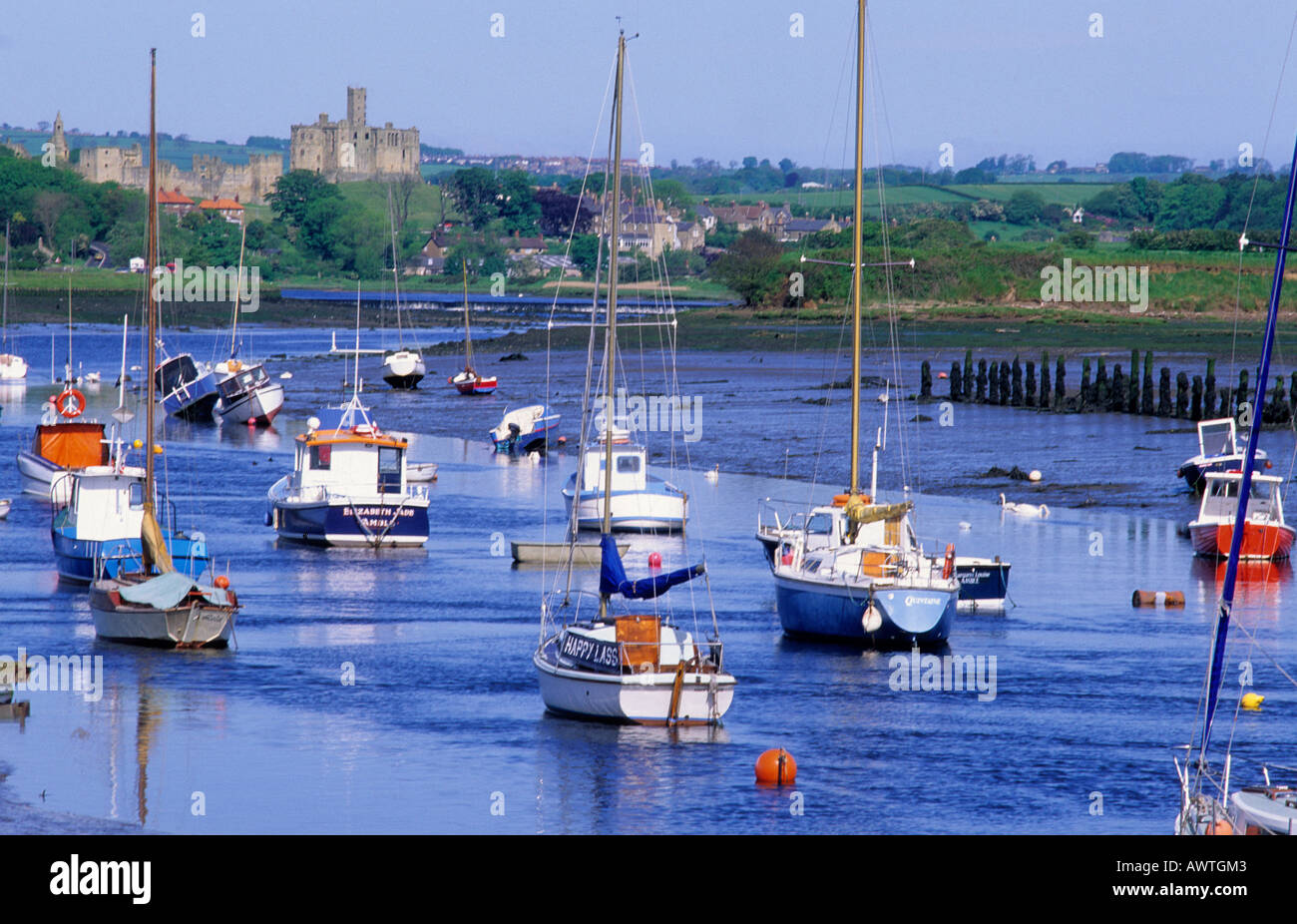 Warkworth e fiume Coquet, Northumberland, Inghilterra, Regno Unito, barche, castello, viaggi, turismo, paesaggio, paesaggio, costa, costiere Foto Stock