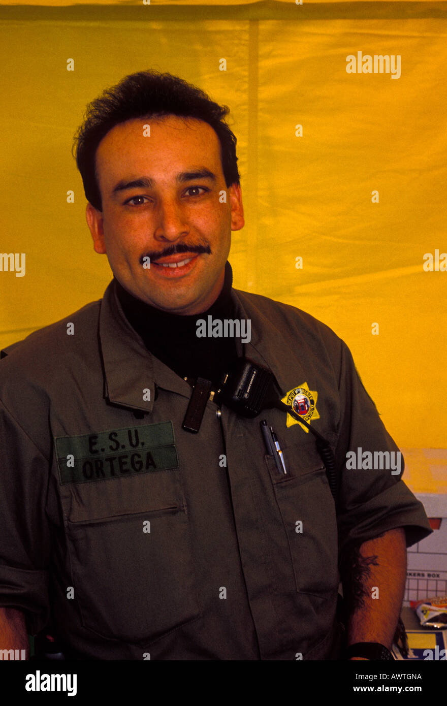 1, un uomo ispanico, Vice Sheriff, applicazione della legge, assunzione booth, contatto visivo, vista frontale, ritratto, San Francisco, California Foto Stock