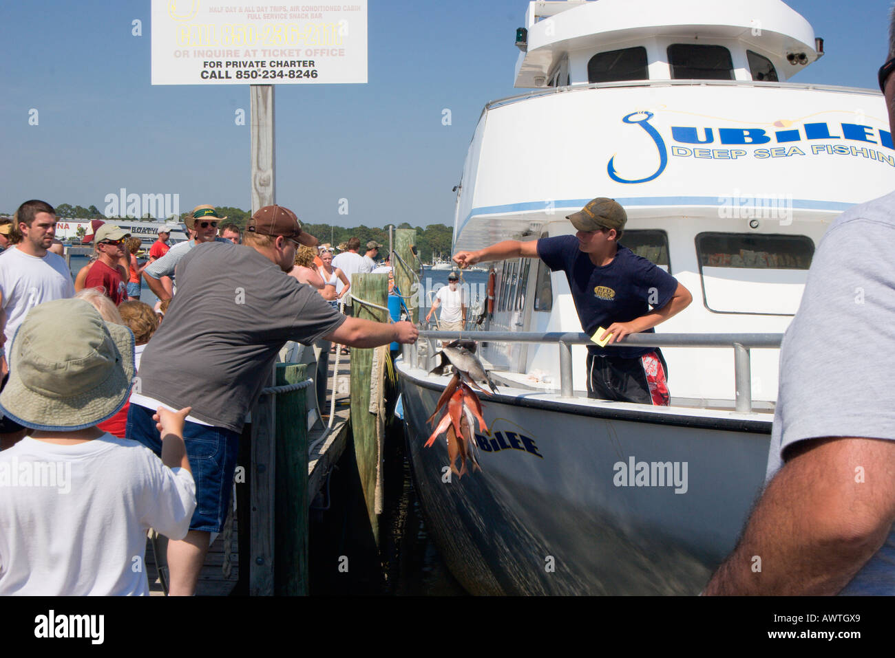 Le navi si accoppiano le mani dei pesci per i loro proprietari dopo una giornata di pesca in un partito charter di pesca in barca nel Golfo del Messico Foto Stock