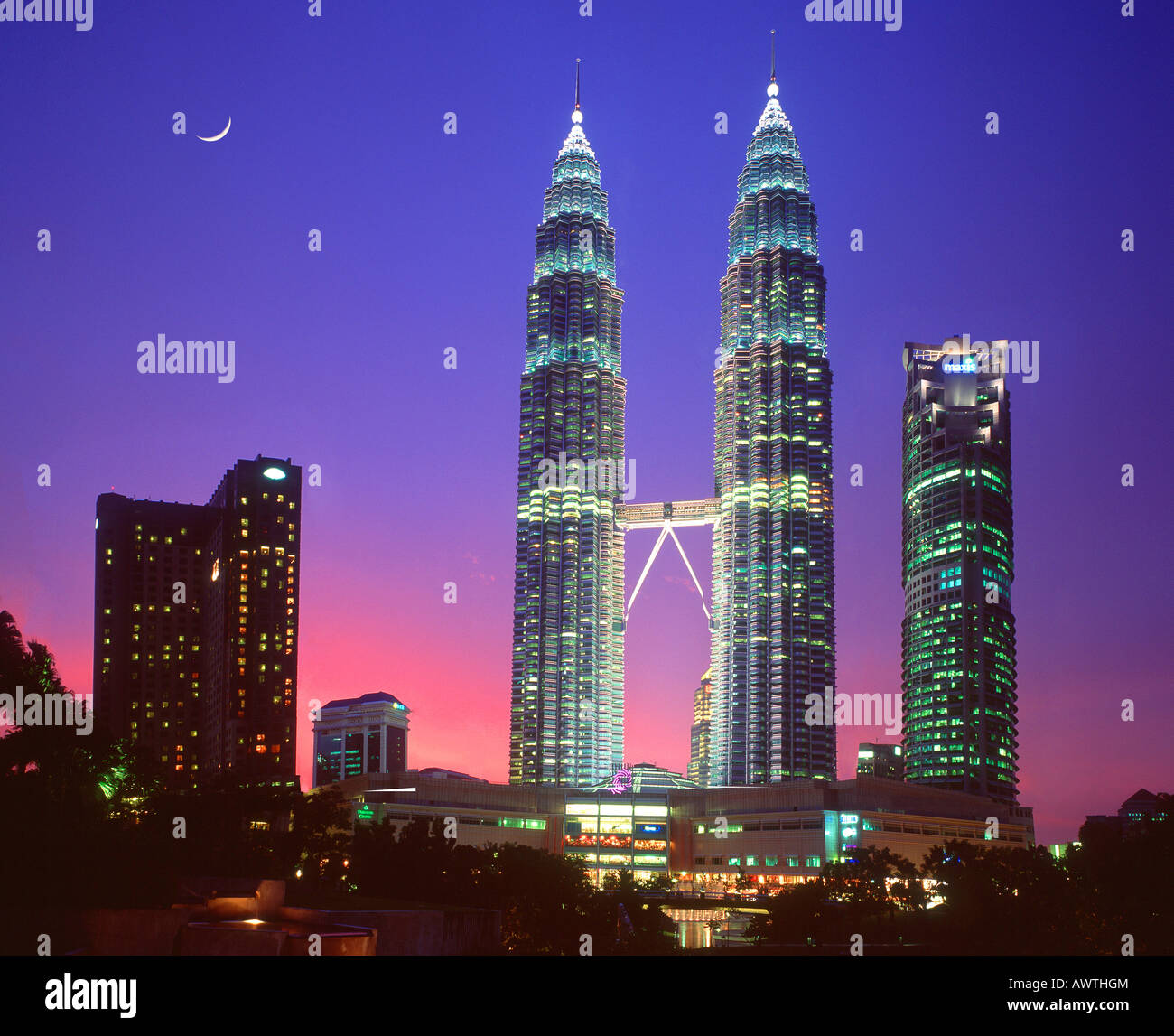 Torri Petronas, Kuala Lumpur, Malesia al crepuscolo Foto Stock