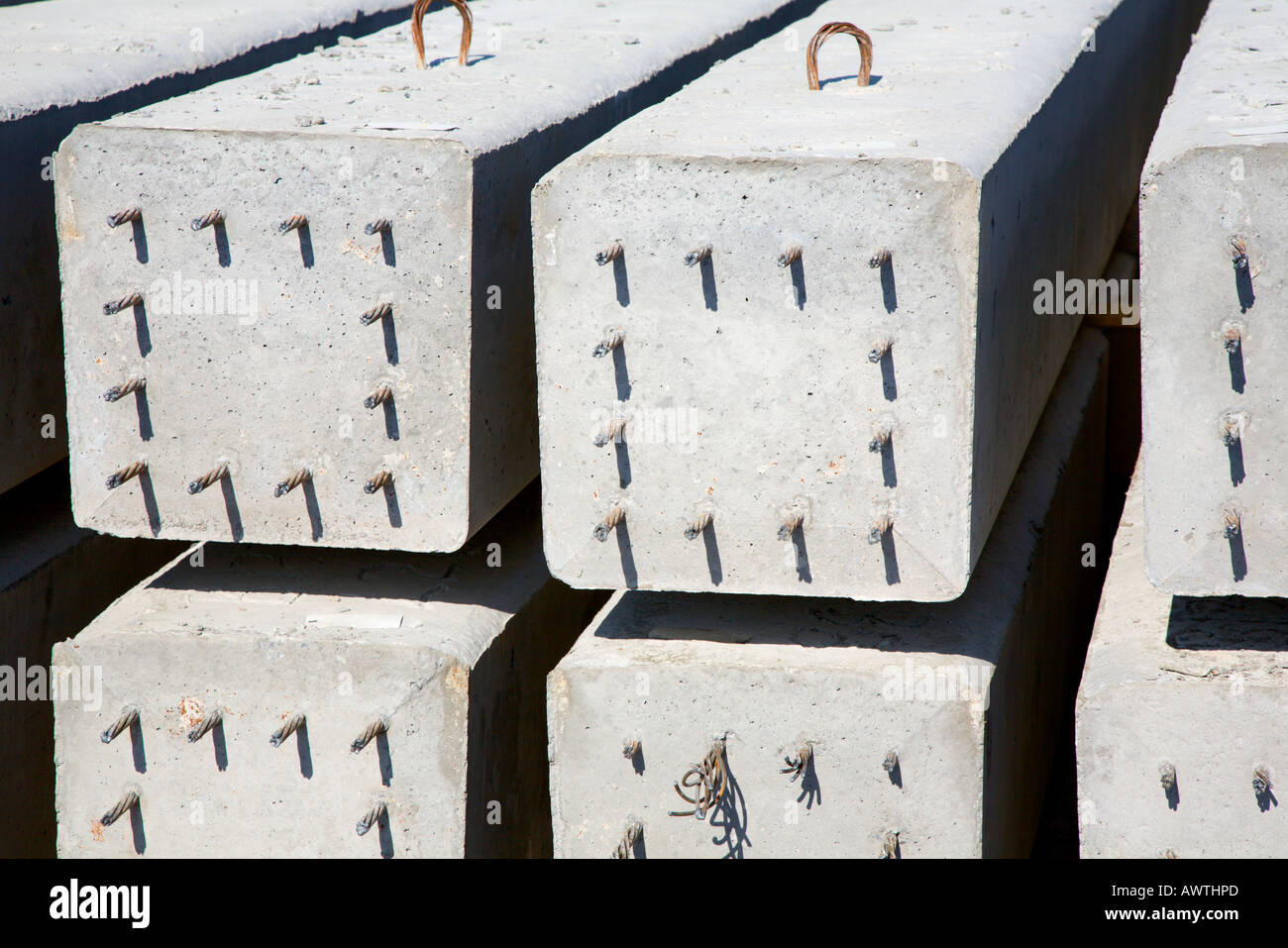 Quadrati di palificazione di cemento con filamento di precompressione sporgente dalla fine Foto Stock