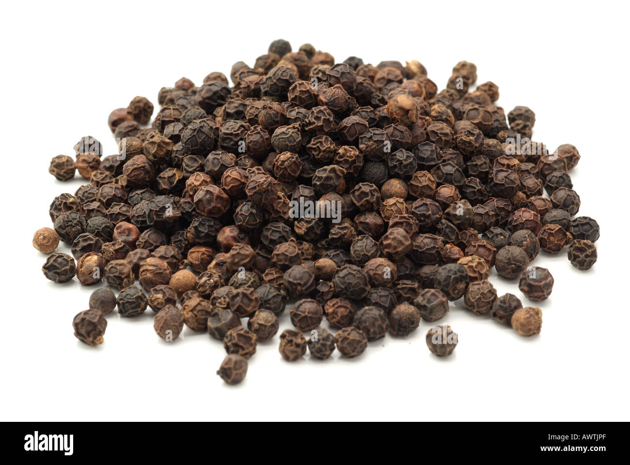 Pepe nero intero pezzo essiccato porzioni la porzione parte close up colorato culinaria colore colore sostentamento spice hot burn Foto Stock