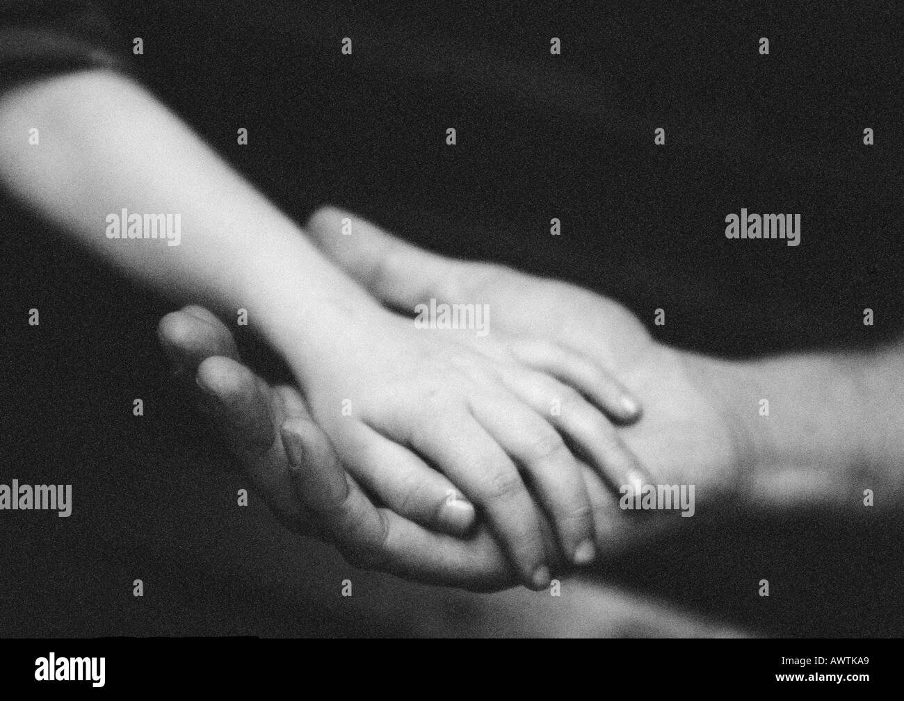 Le mani adulte bambini tenendo la mano, close-up, b&W Foto Stock