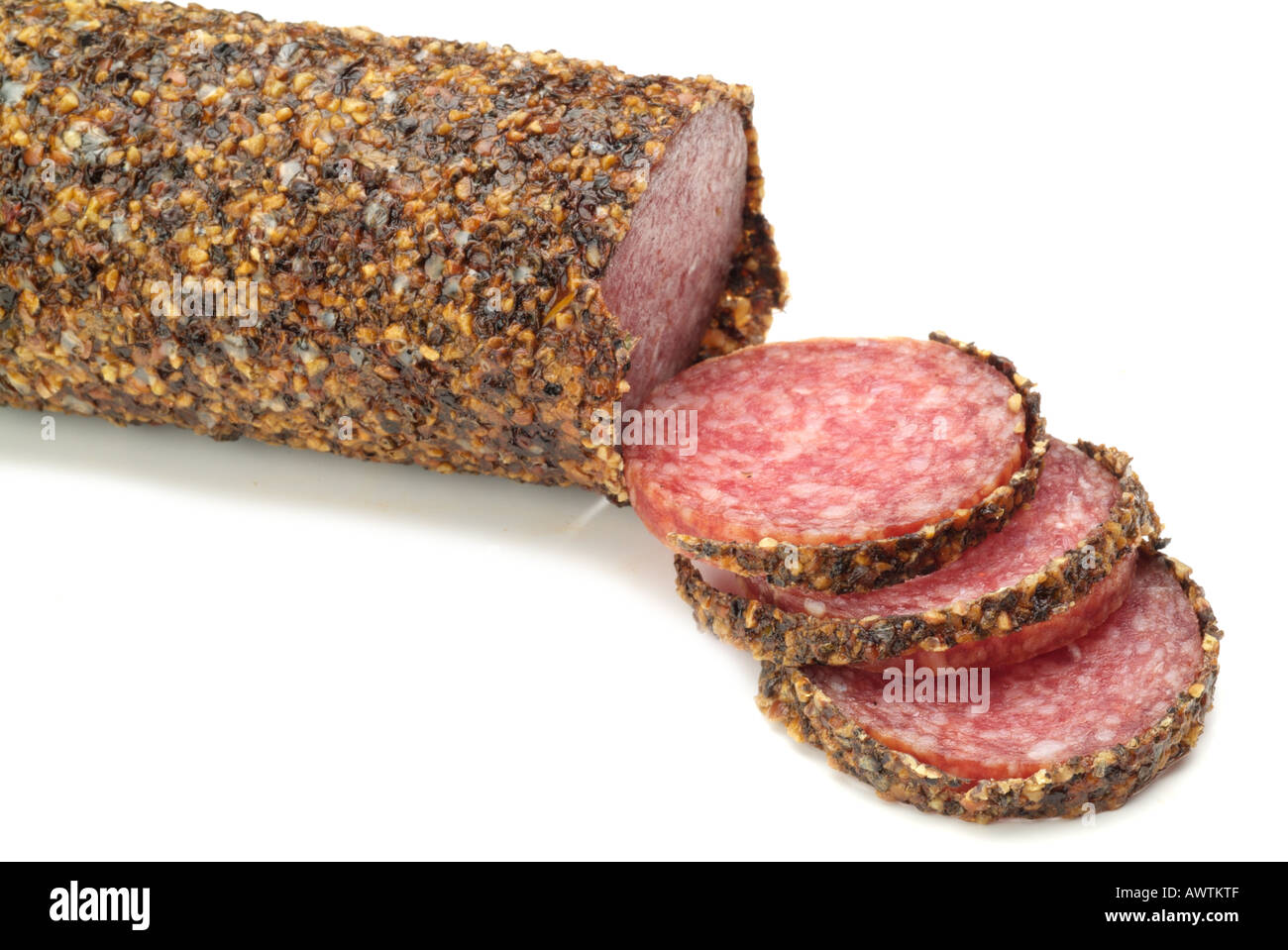 Salame, pepe olio intero di grasso di maiale carne di maiale carne carnivore procedimento preparare materie di origine Studio secco sfondo bianco retro gr Foto Stock
