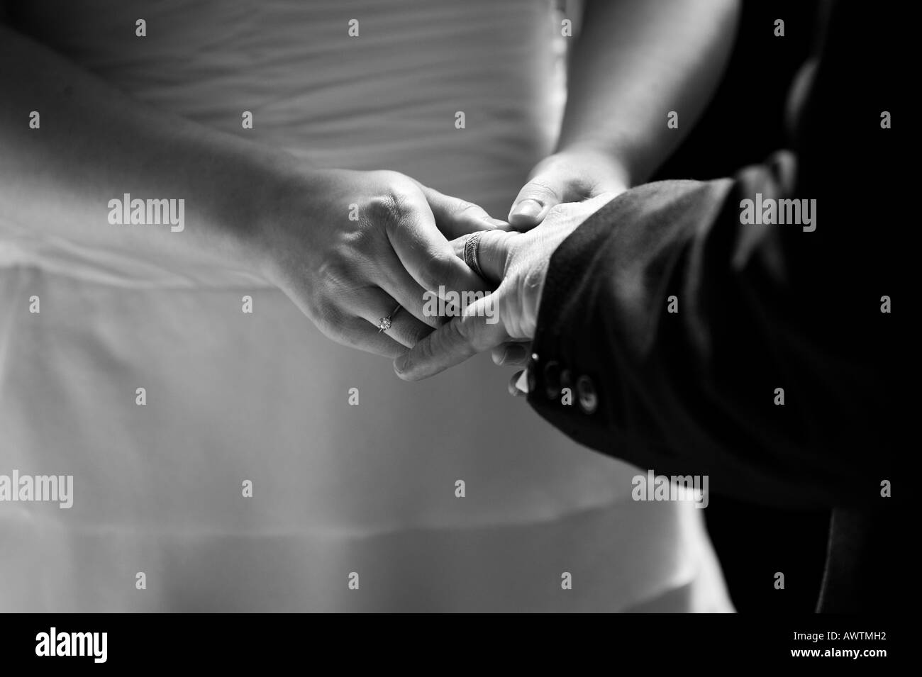 La sposa e lo sposo anelli di exchange. Foto Stock