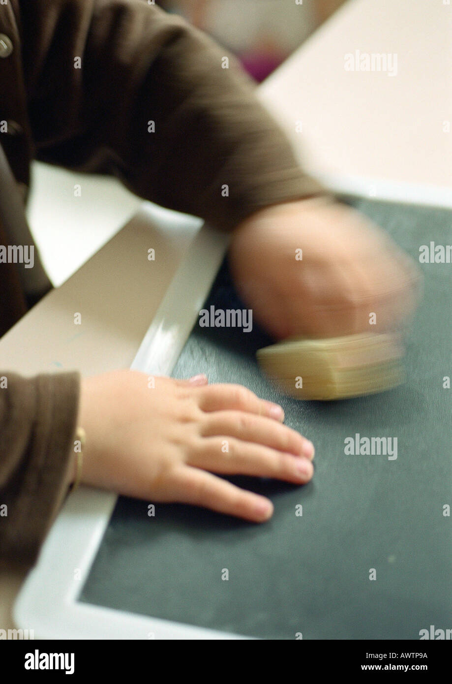 Bambino con lavagna e spugna. Foto Stock