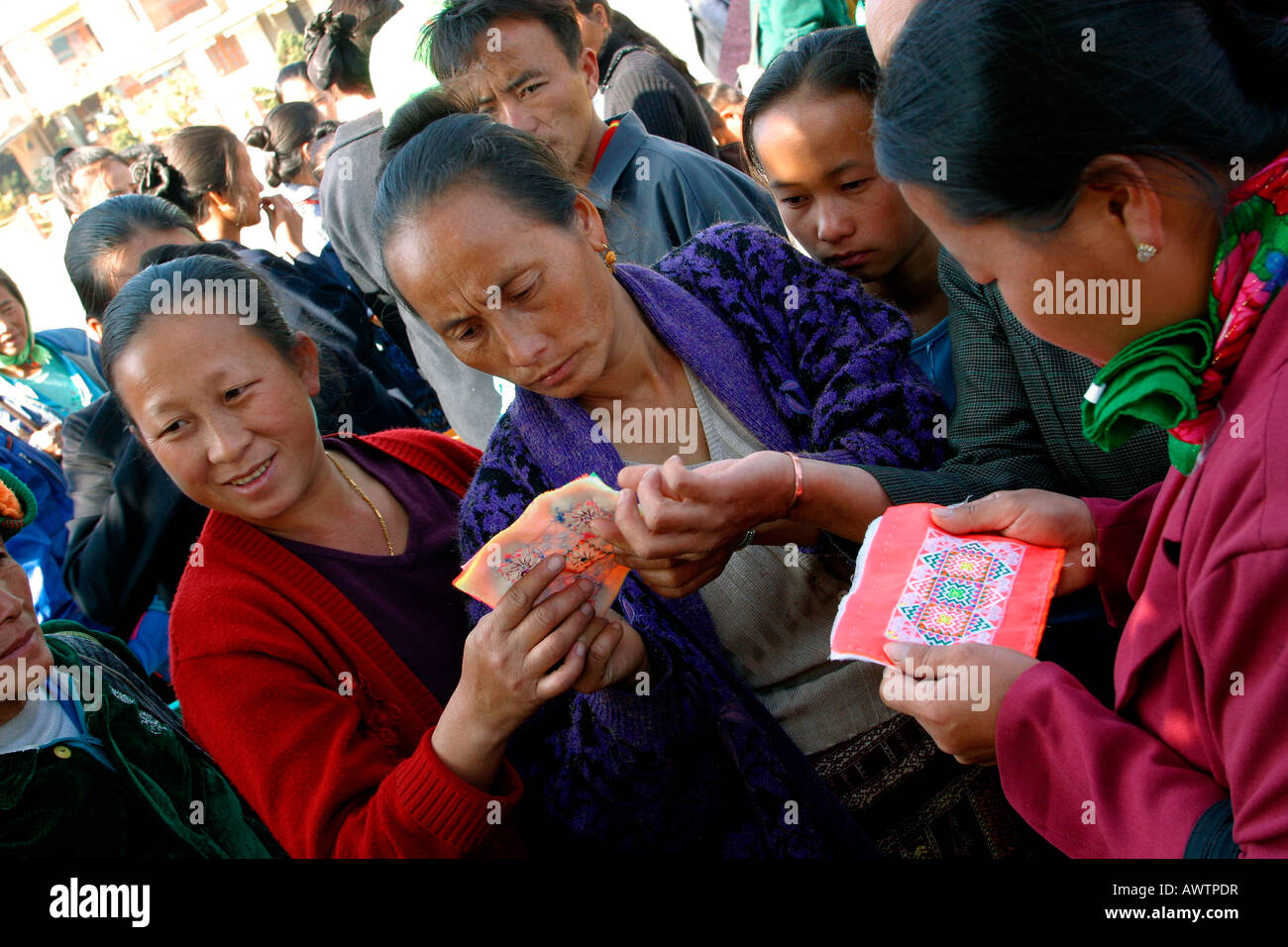 Laos Phonsavan donne vendita pannelli ricamato nel mercato Foto Stock