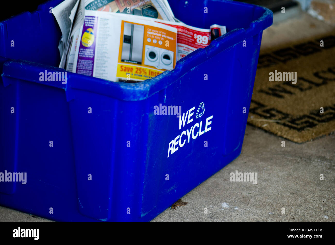 Un cestino per la raccolta di proprietari di abitazione utilizzata plastica e carta. Oklahoma City, Oklahoma, Stati Uniti d'America. Foto Stock