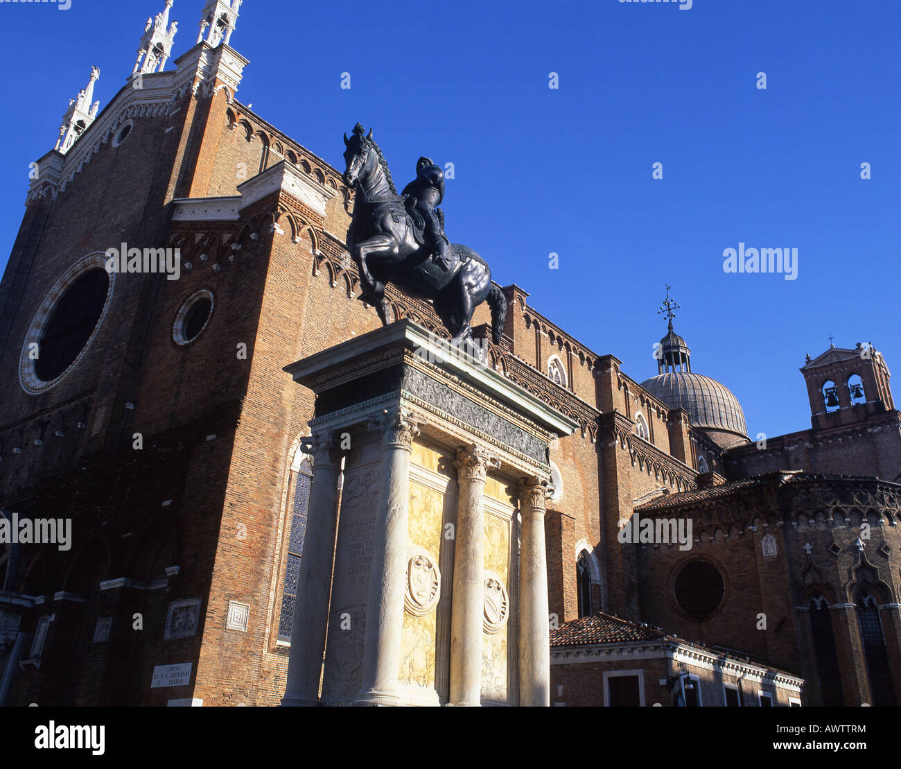 Statua di Bartolomeo Colleoni e chiesa di SS Giovanni Paolo San Zanipolo Sestier di Castello Venezia Veneto Italia Foto Stock