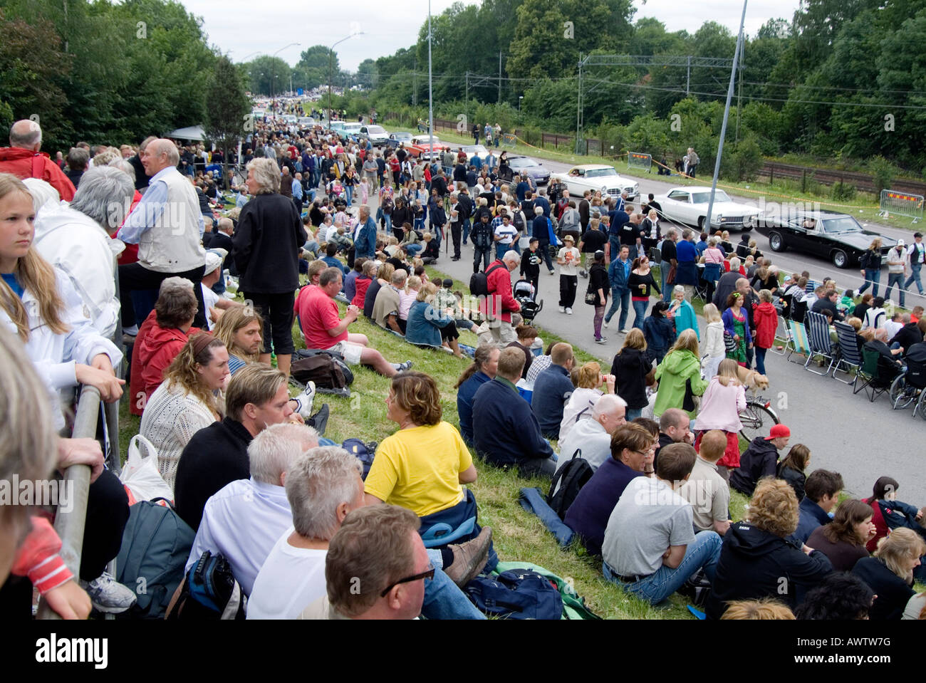 La folla presso la grande potenza che soddisfano vasteras Svezia american car show spettatori Foto Stock